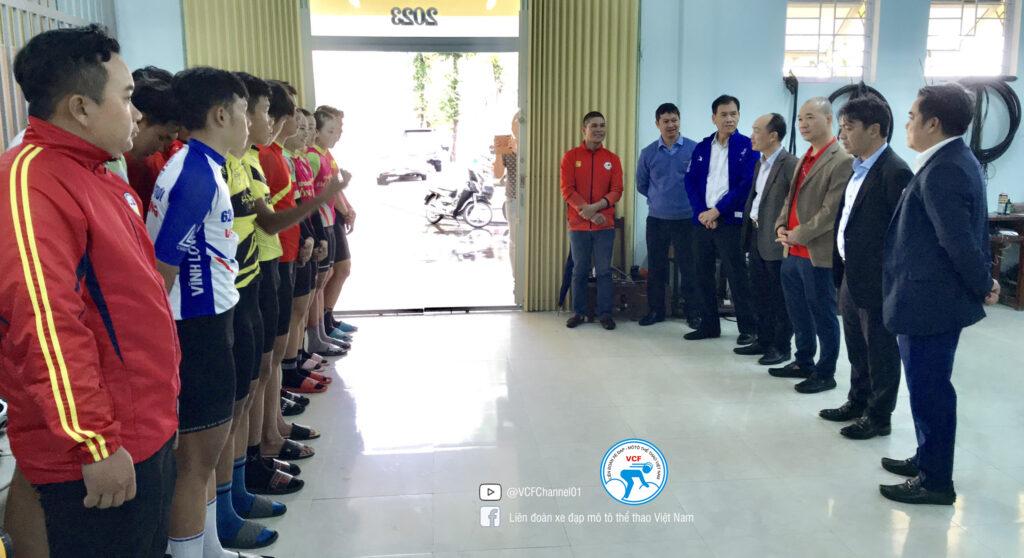 Thứ trưởng Hoàng Đạo Cương thăm đội tuyển trẻ xe đạp đường trường quốc gia