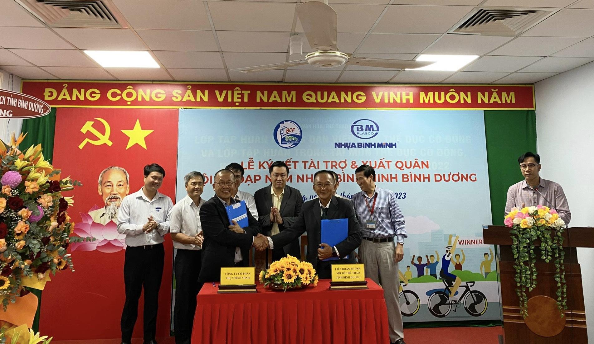 Bản hợp đồng tài trợ có thời hạn 3 năm được ký kết với sự chứng kiến của lãnh đạo hai đơn vị