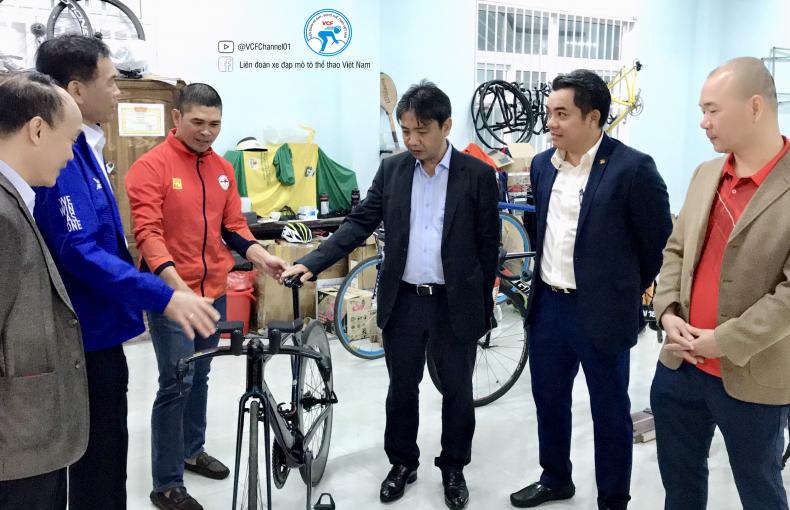 Thứ trưởng Hoàng Đạo Cương thăm đội tuyển trẻ xe đạp đường trường quốc gia