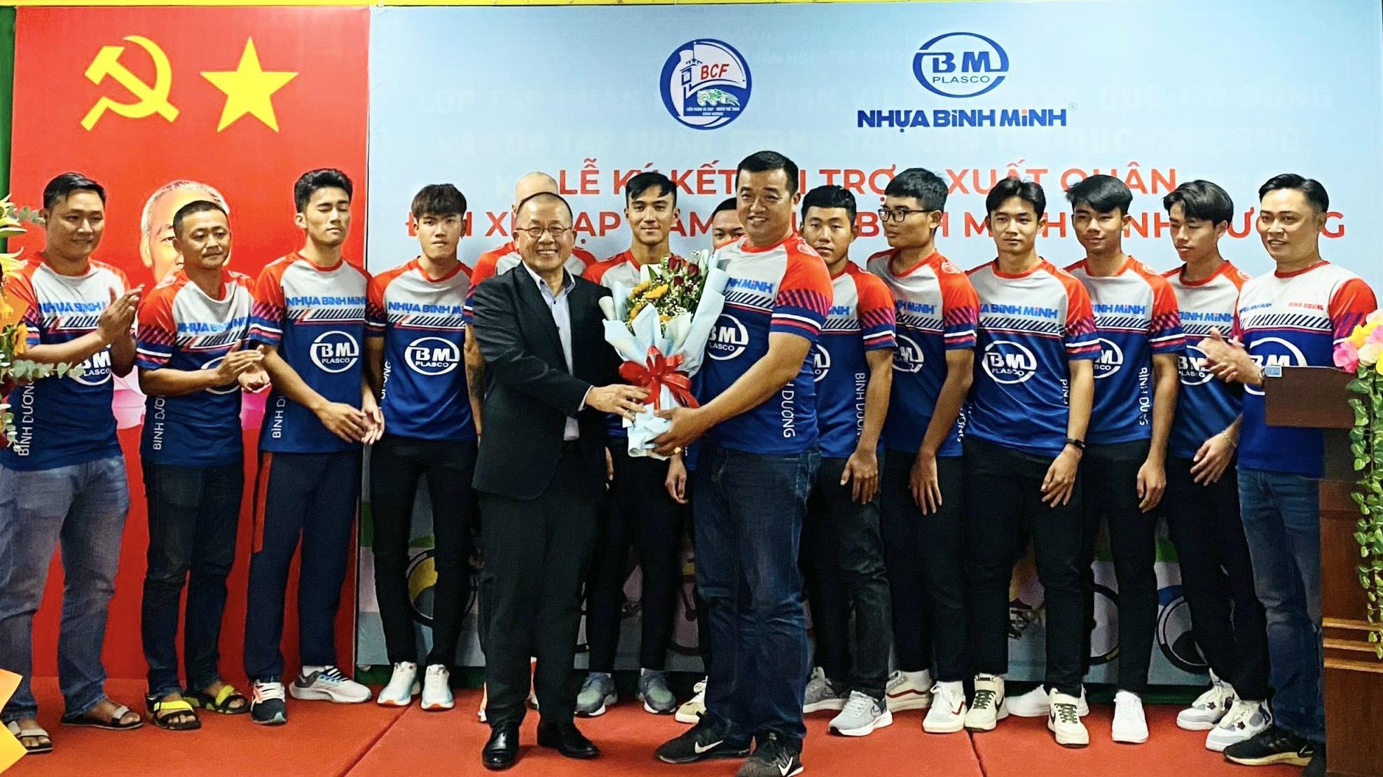 Ông Chaowalit Treejak - Tổng Giám đốc Công ty Nhựa Bình Minh, thay mặt nhà tài trợ tặng hoa chúc mừng đội xe đạp nam Nhựa Bình Minh Bình Dương