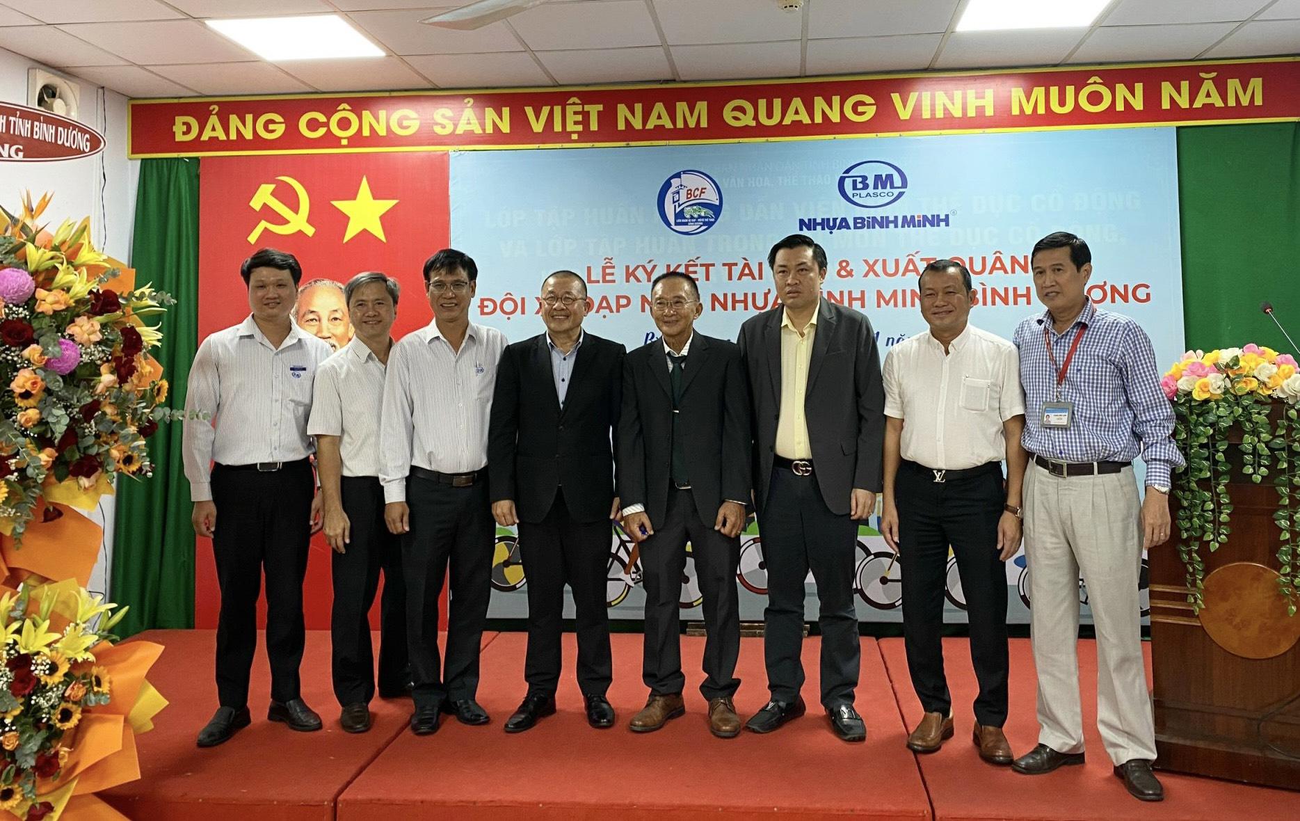 Đại diện nhà tài trợ cùng lãnh đạo các đơn vị chụp hình lưu niệm