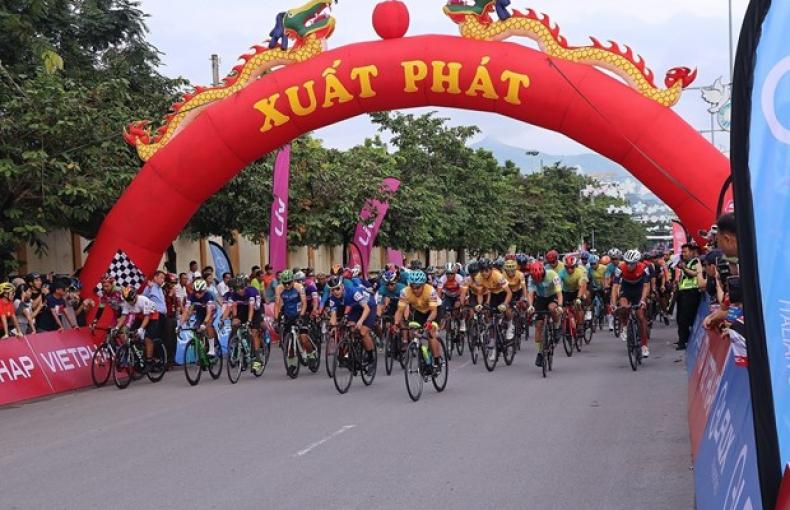 Giải xe đạp phong trào tỉnh Hòa Bình mở rộng - Quyết liệt trong từng chặng đua