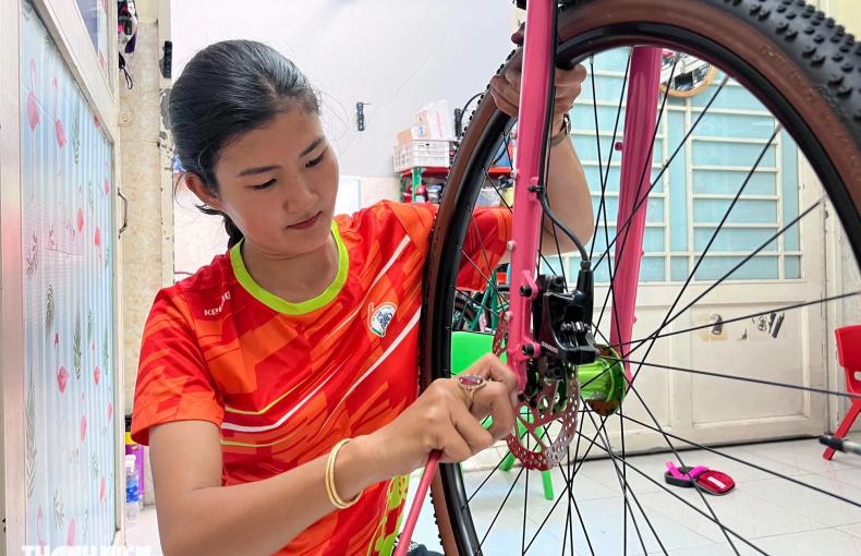 Nữ nhân viên văn phòng 'bẻ lái' thành thợ sửa xe đạp chuyên nghiệp