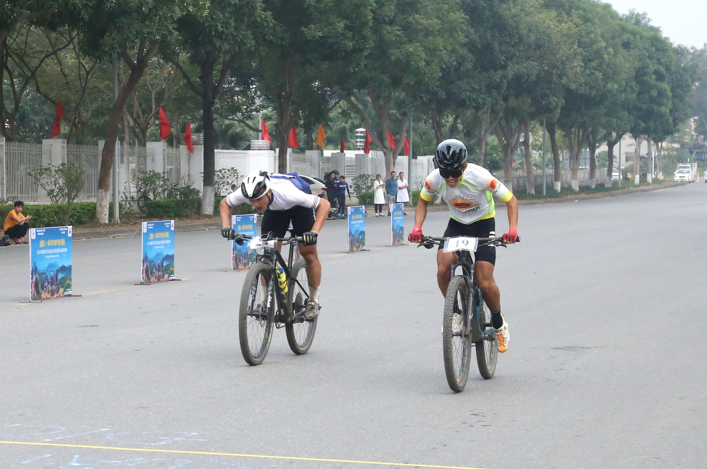 Với quyết tâm thi đấu, các vận động viên so kè nhau trên từng cung đường. Các VĐV thi đấu quyết tâm và đầy máu lửa..JPG