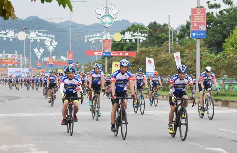 Vĩnh Phúc: 400 VĐV tham gia Giải đua xe đạp - Cúp Nối vòng tay lớn miền Bắc