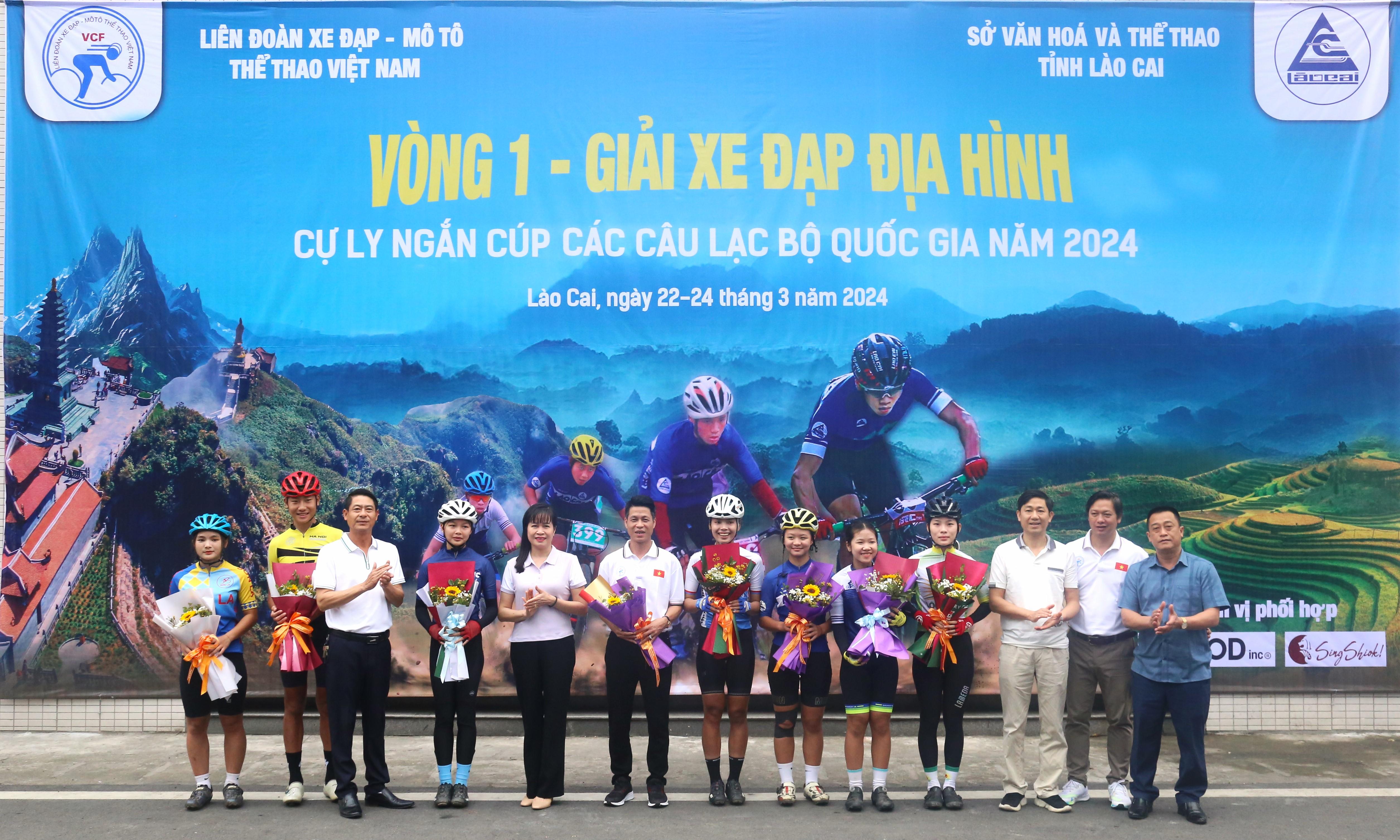 Lãnh đạo Sở Văn hoá và Thể thao tỉnh Lào Cai, thành viên Ban tổ chức và đại diện các đoàn vận động viên chụp ảnh lưu niệm. Tặng hoa lưu niệm.JPG